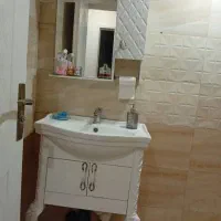 میز غذاخوری و آینه روشویی در حد نو
