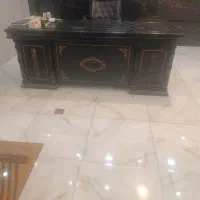 میز اداری و صندلی سناتور و تابلو املاک