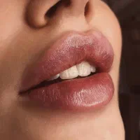 پزشک عمومی مسلط به تزریقات لب روسی و کانتور صورت