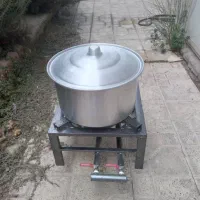 اجاق گاز در حد نو و قابلمه و ماهیتابه بزرگ