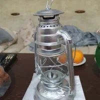 فانوس قدیمی نفت داخلش آماده روشن کردن
