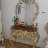 میز ارایش چوبی با ایینه و شیشه روی میز