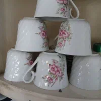 یک دست فنجان و نعلبکی بفروش میرسد
