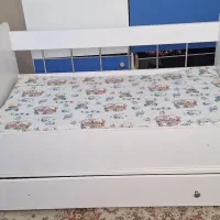 تخت کنار مادر