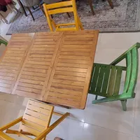 میز چوبی تاشو به همراه ۴ صندلی تاشو رنگی|میز و صندلی غذاخوری|تهران, زرکش|دیوار