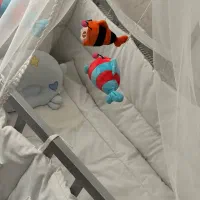 گهواره و تخت کنار مادر