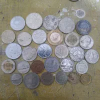 تعدادی سکه قدیمی ایرانی و خارجی متابق تصویر