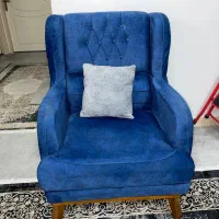 دو عدد مبل تک نفره در حد نو با دو عدد میز عسلی