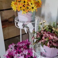 جلو مبلی و گل و گلدان