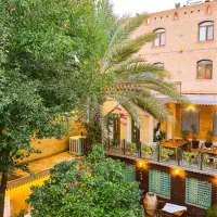 باریستا، میزبان، کمک فست‌فود، کارگر ساده