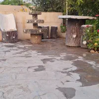 میز و آبنمای سیمانی