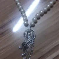 گردنبندمرواریداصل وباپلاک اویز نقره وزنش۱۳گرم هست