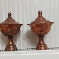 شلف چوبی گره چینی و یک جفت قندان مسی قلم کاری نو