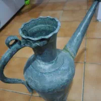 آفتابه مسی قاجاری و سنگ آسیاب قدیمی دست ساز|کلکسیون اشیاء عتیقه|شیراز, میانرود|دیوار