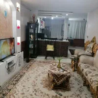 یک دست مبل ویک عددفرش هم رنگ مبل بفروش میرسد