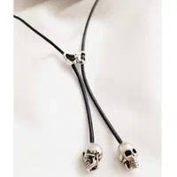 گردنبند بند چرمی آویزدار اسکلت نقره‌ ای