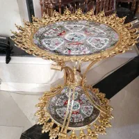 میوه خوری ایستاده کنار سالنی