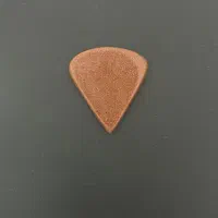 سنگ دلربا تراش خورده برای گردنبند