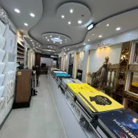 منشی و فروشنده در دفتر دکوراسیون