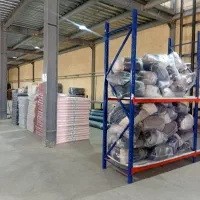 اقای جوان و تنومند برای کارگر انبار