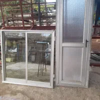 درب سرویس و یک عدد پنجره الومینیوم نقره ای