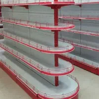 قفسه وسط سوپر مارکت