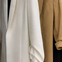 کت سفید و شتری