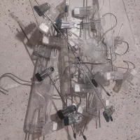 قفسه فلزی مشبک۳۲تا،تعدادی رگال تیله ای با چوب کار|کتابخانه، شلف، قفسههای دیواری|اندیشه, شهرک کوثر|دیوار