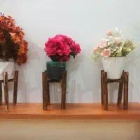 سه عدد گل مصنوعی و گلدان و پایه و شلف