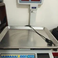 سایه‌بان و ترازو و انبر کالاگیر