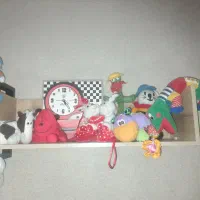 تعدادی عروسک و لوستر و ساعت مکوعین