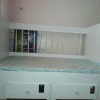 تخت کودک و کنار مادر