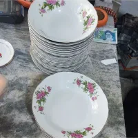 تعدادی وسیله آشپز خانه دیک چاقو کاسه وپشقاب چینی|ظروف سرو و پذیرایی|بروجرد, |دیوار