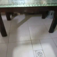 میز همراه با شیشه