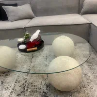 جلو مبلی شیشه‌ای با گوی سنگی تراورتن