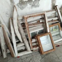 مقداری چوب و در پنجره چوبی