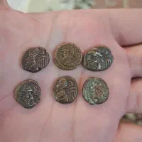 شش عدد سکه باستانی از ارثیه پدر بزرگم بوده