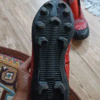 کفش فوتبال چمن استوک دار سایز ۴۰ با یک جفت ساق بند