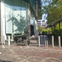 ویتر و فروشنده کافه بیکری
