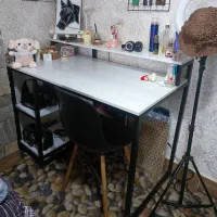 میز تحریر بدون صندلی