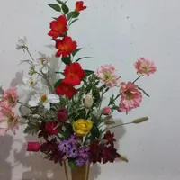 گل ،گلدان ومیز تلفن