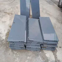 تعدادی قفسه آهنی با پایه همراه پیچ ومهره