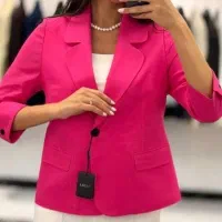 فروشنده خانم فروشگاه لباس زنانه