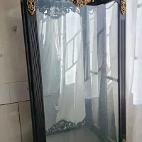 ویترین و آیینه و میز