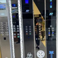 خانم جهت مونتاژ دکمه های آسانسور