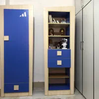 کمد لباس و کتاب. خانه