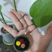 گردنبند گلدوزی شده