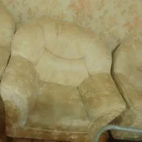 مبلمان کرم باطرح گلهای کرم وطلایی