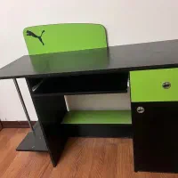 میز کامپیوتر  و کتابخانه