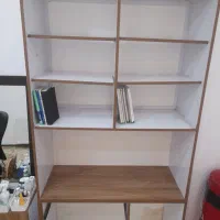 میز تحریر و کتابخونه